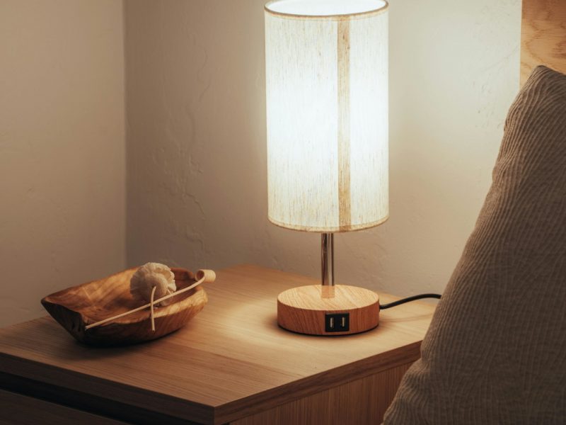 Lamp naast bed