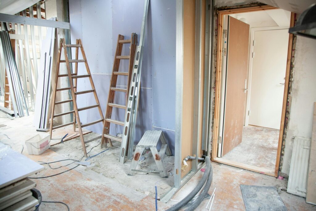 een muur slopen tijdens renovatie