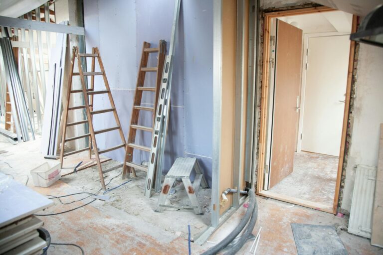 een muur slopen tijdens renovatie