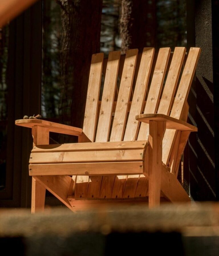 Houten stoel in de zon