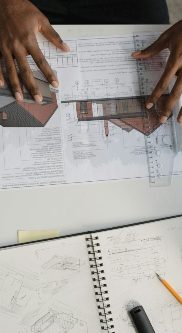 Stabiliteitsingenieur die plannen uittekent