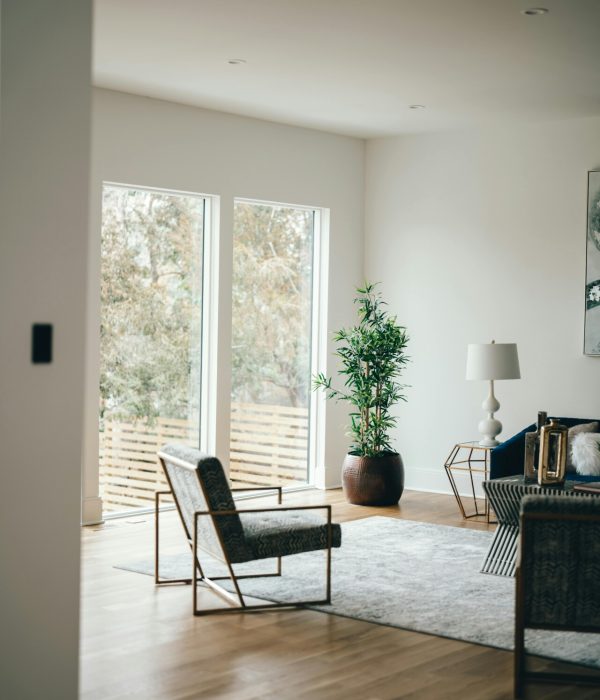 Lichtinval door grote ramen met aluminium frames geeft een ruim gevoel.