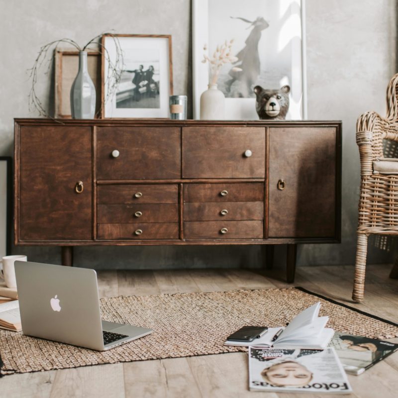 Bewerkt kast in woonkamer