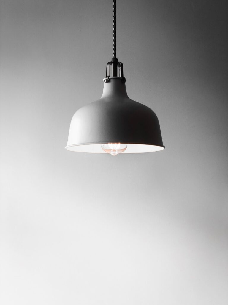zwarte lamp tegen witte achtergrond