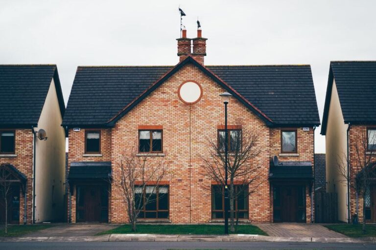 Twee huizen die tegen elkaar staat