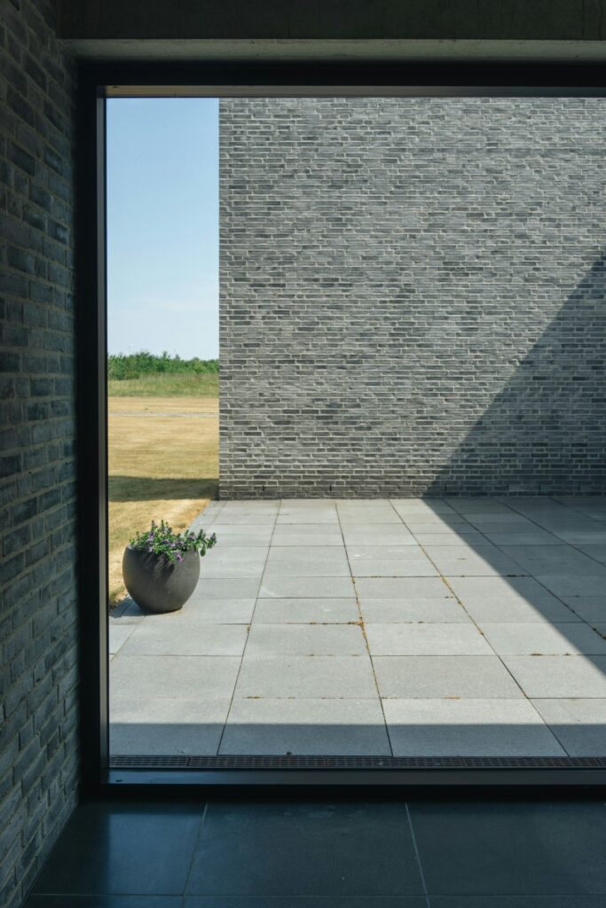 Groot zonwerend raam
