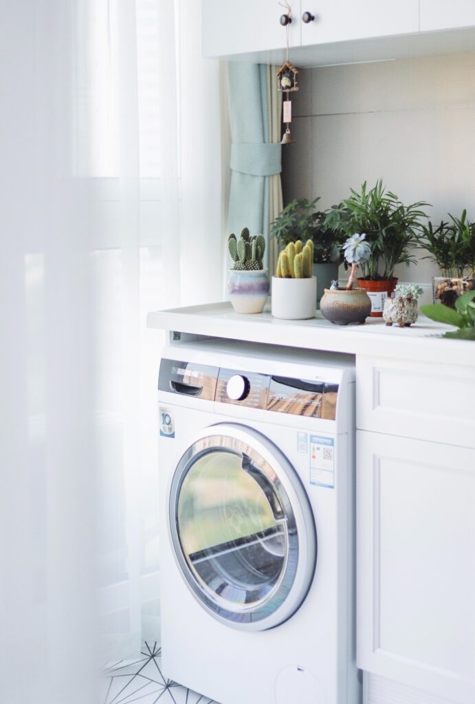 wasmachine met plantjes op - hard water waterverzachter