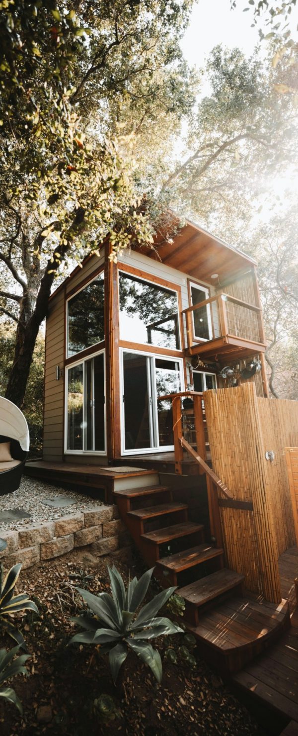 Een tiny house in het bos