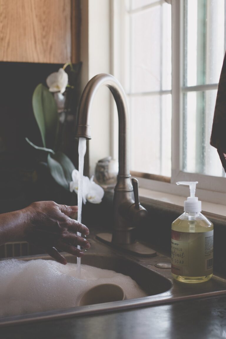 gootsteen met afwaswater - hard water waterverzachter