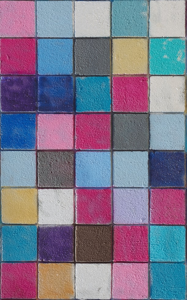tegeltjes op vloer in verschillende kleuren