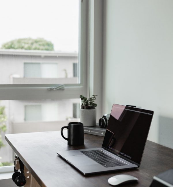 thuiskantoor met laptop en mok op tafel