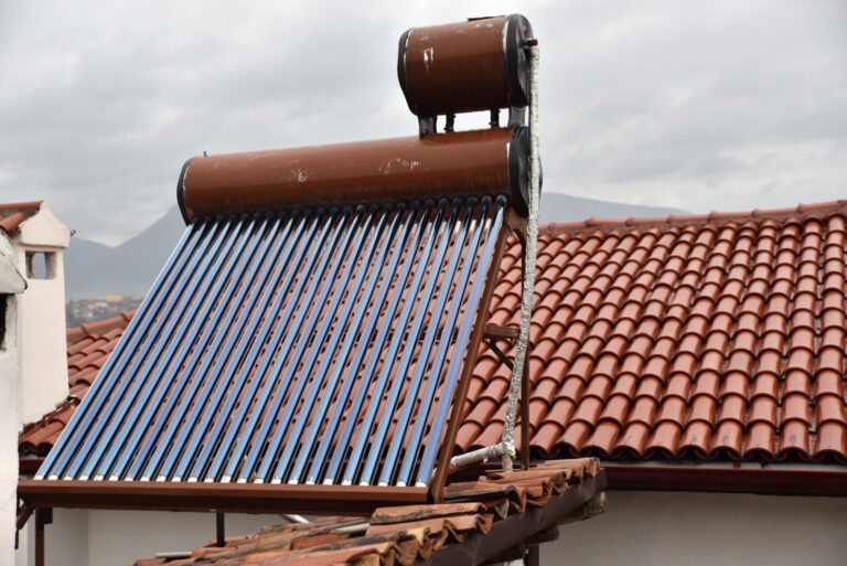 Zonneboiler op een dak met oranje dakpannen