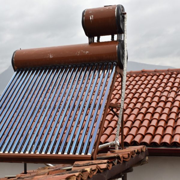 Zonneboiler op een dak met oranje dakpannen