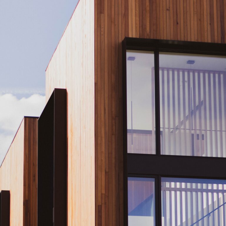 Houten gevel met grote ramen in zwart aluminium