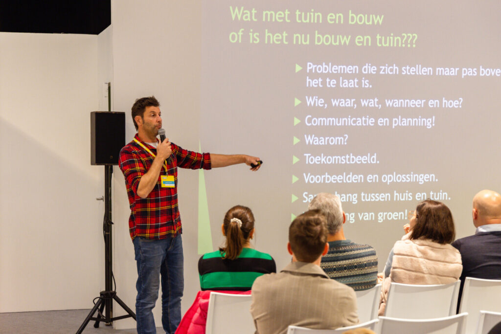 Bezoekers op de beurs
