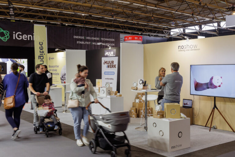 Bezoekers op de beurs
