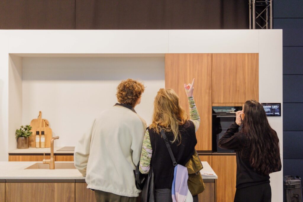 Bezoekers op de beurs