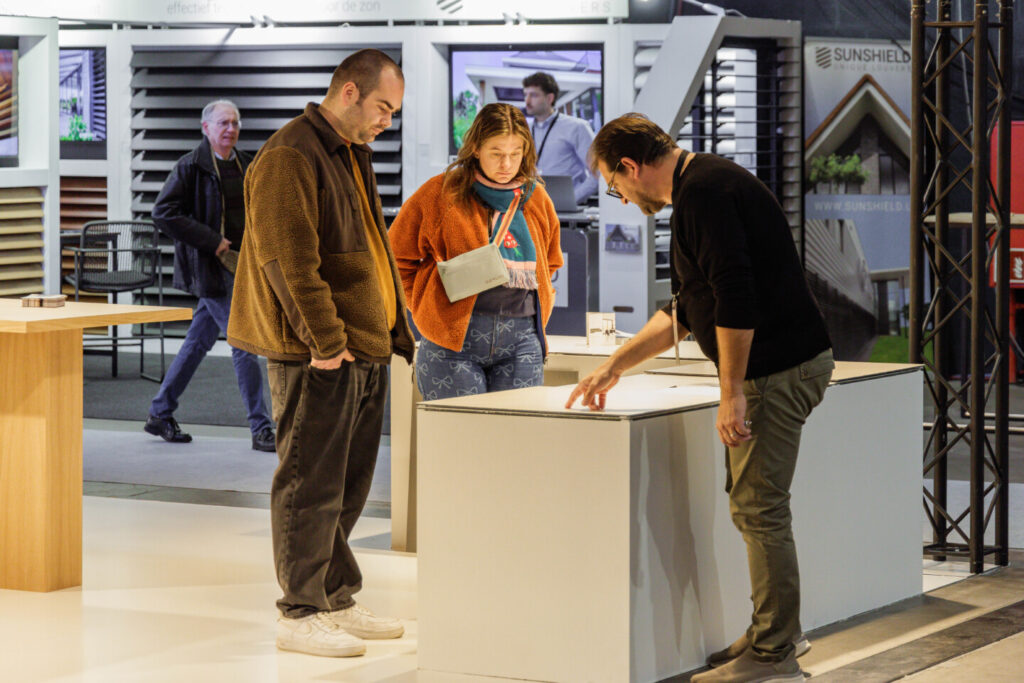 Bezoekers op de beurs