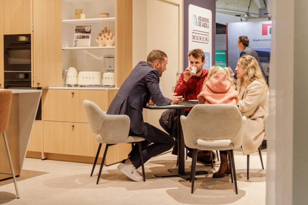 Bezoekers op de beurs