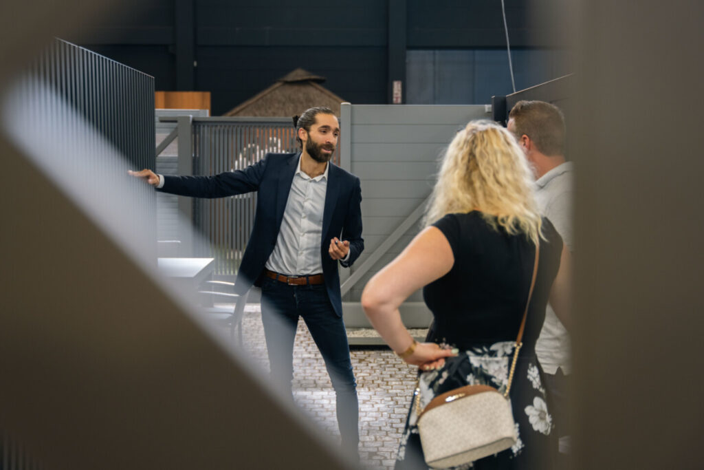 Bezoekers op de beurs