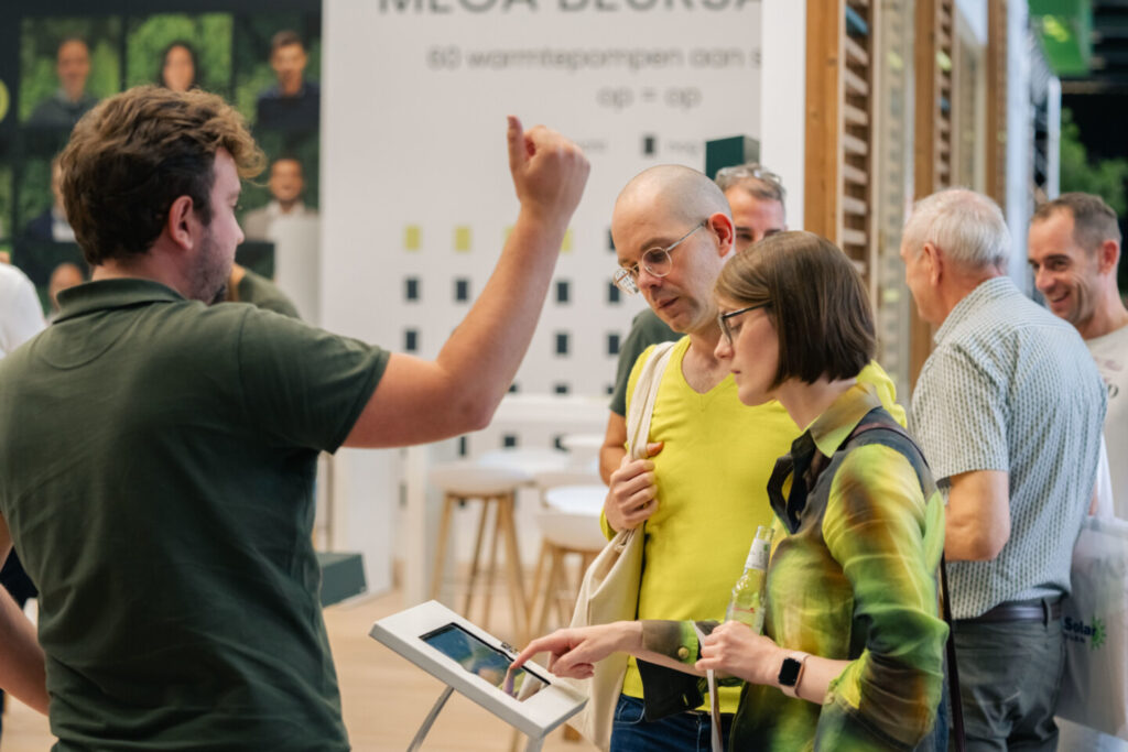 Bezoekers op de beurs