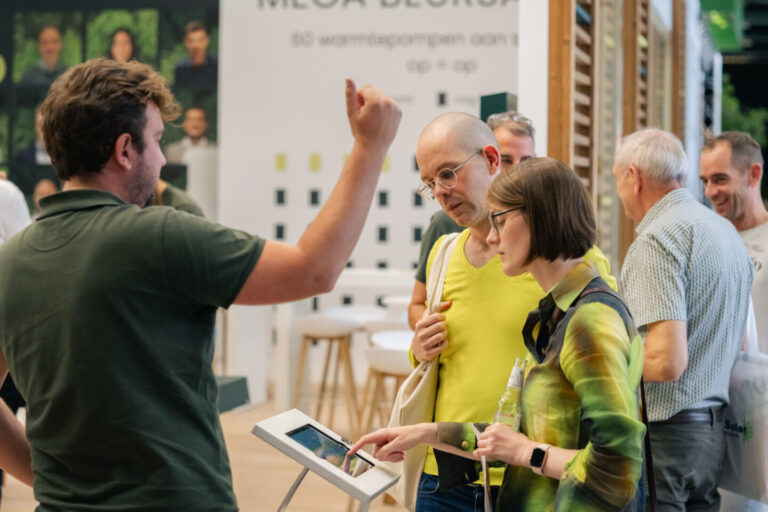 Bezoekers op de beurs