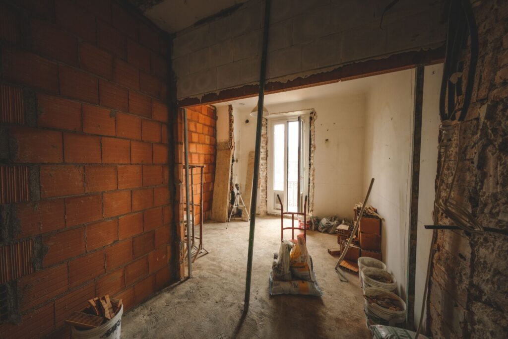 Een gestripte kamer tijdens een renovatie.