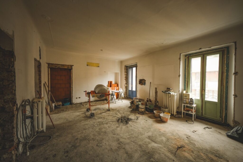 Een kamer waar ze beton gaan gieten tijdens een renovatie.