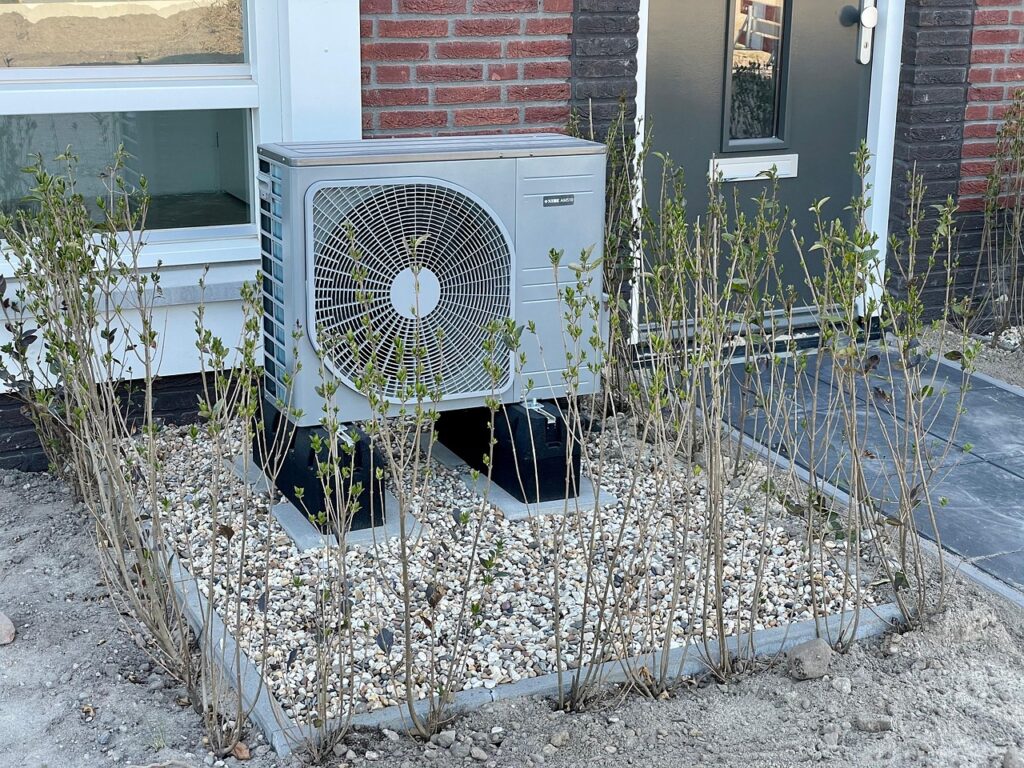 Warmtepomp voor een voorgevel van een woning.
