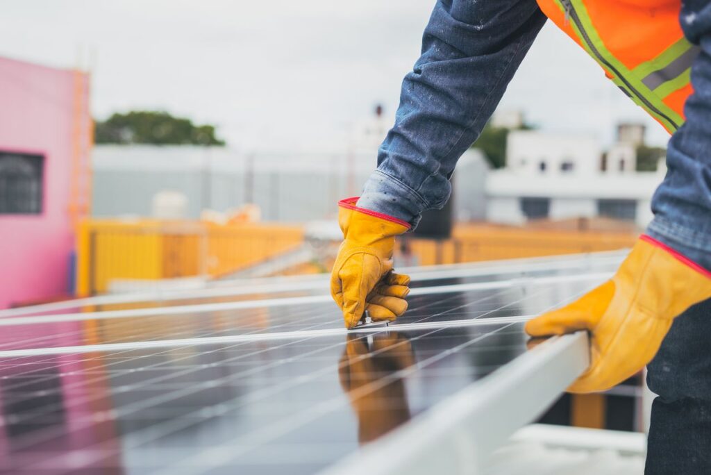 Elektricien die aan zonnepanelen werkt.