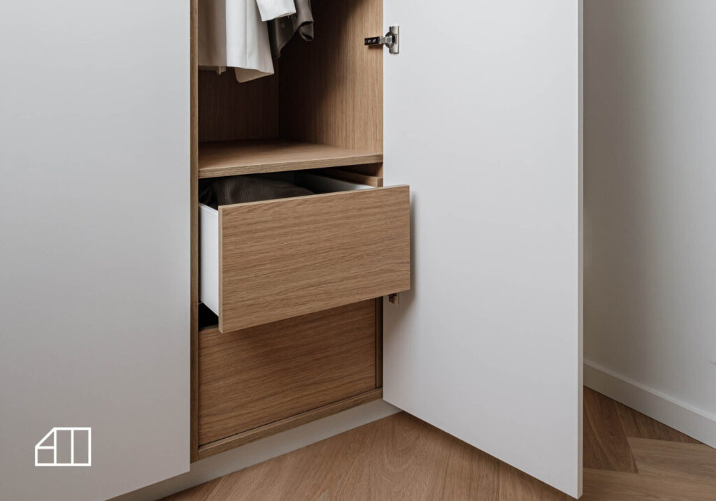 Op maat gemaakte kast in het wit met houten lade.