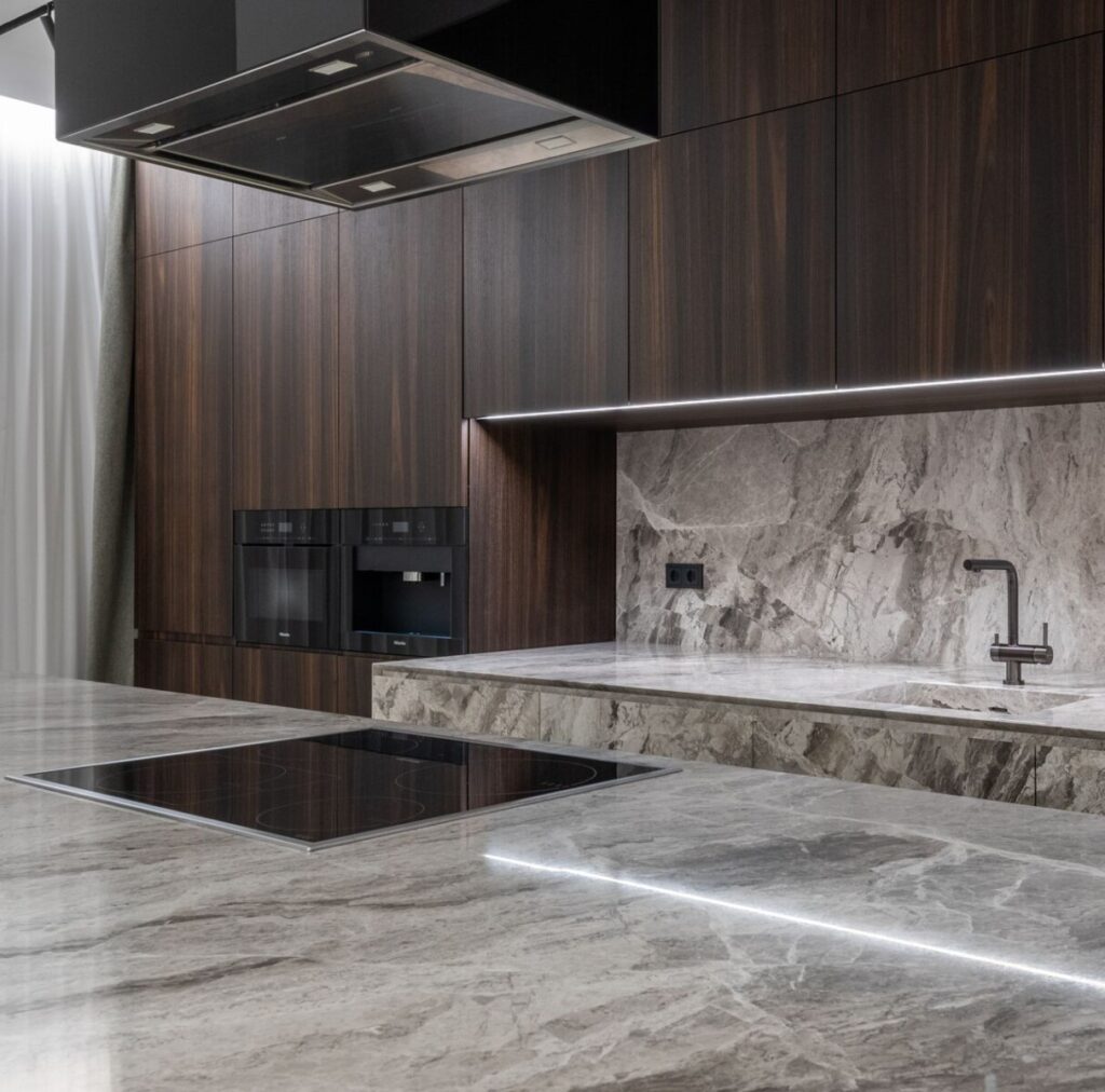 donker hout in keuken
