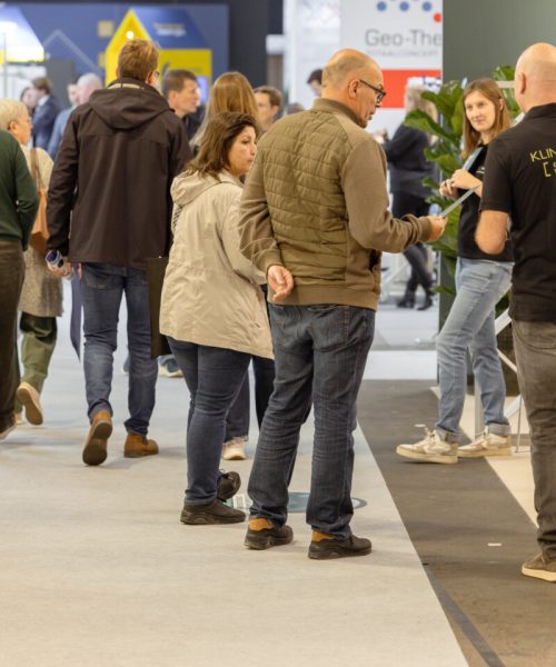 Bezoekers op de beurs