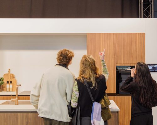 Bezoekers op de beurs