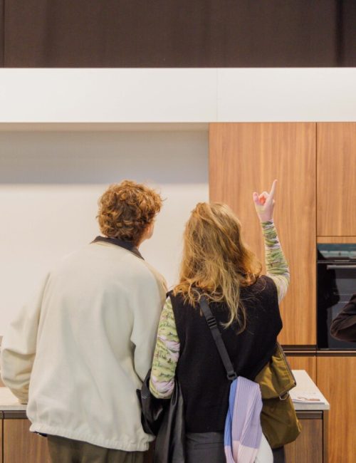 Bezoekers op de beurs
