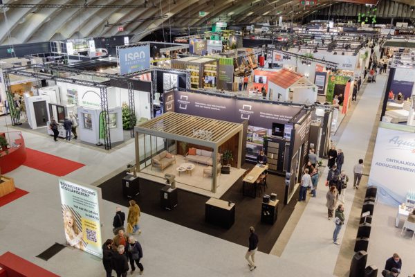 Bezoekers op de beurs