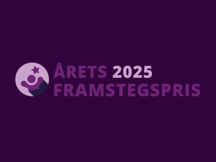 Vinnare tar emot Årets Pris under en ceremoni med publik och applåder.