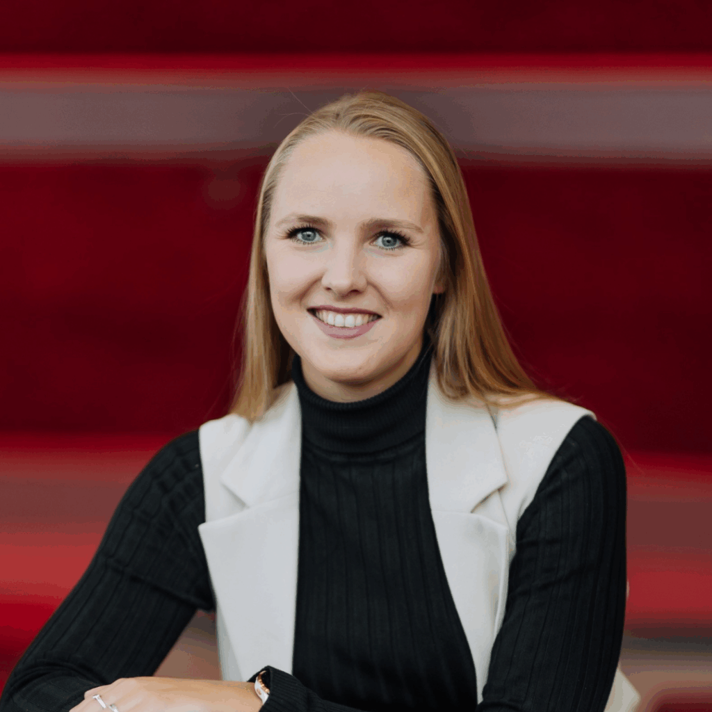 Glimlachende blonde vrouw in zwart-witte outfit