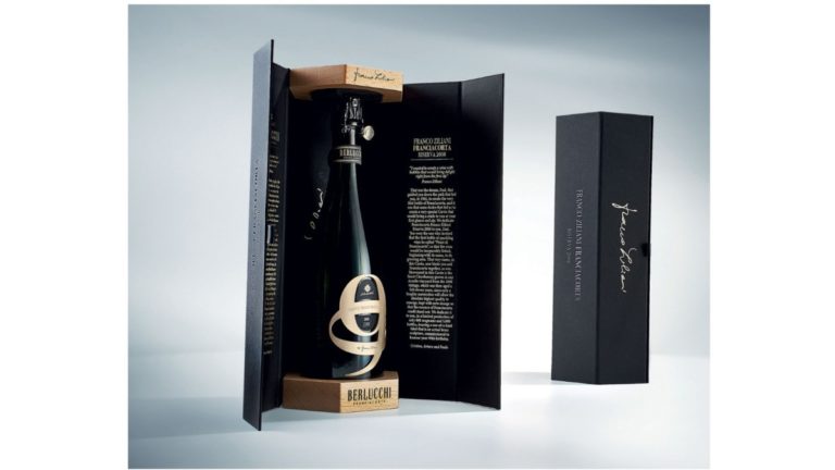 Pozzoli signs the pack of Franciacorta Riserva Franco Ziliani 90 for Guido Berlucchi