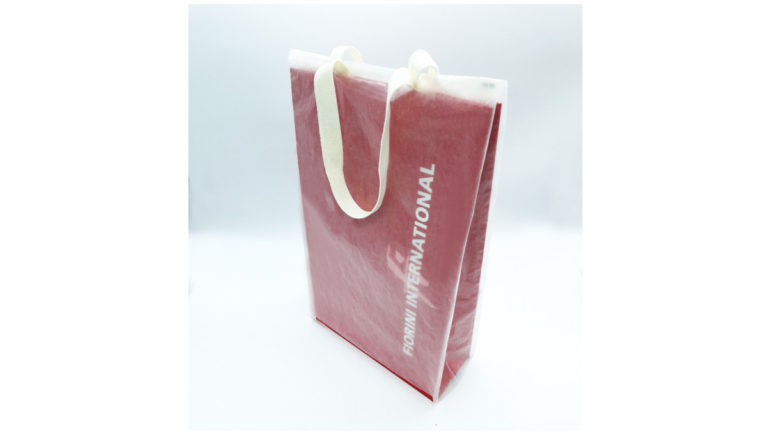 Una rain cover in carta per shopping bag