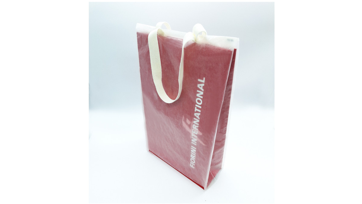 Una rain cover in carta per shopping bag