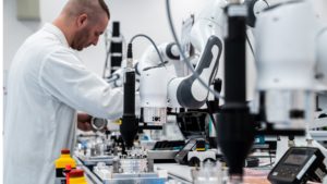 Impressionnant de simplicité. Automatisation complète et partielle testée sur le terrain avec les solutions cobot de TQ-Robotics.