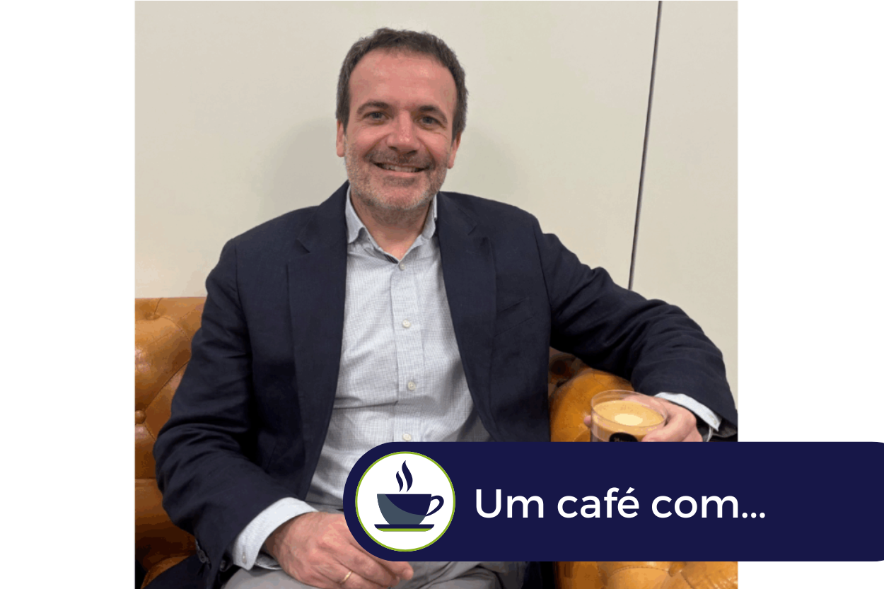 caf&eacute; com... Eduardo Cornago &Eacute;gido