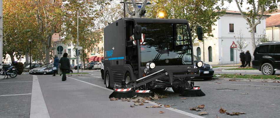 Clevermac heeft in het gamma 2 straatveegmachiens van 4m³ en 6m³.