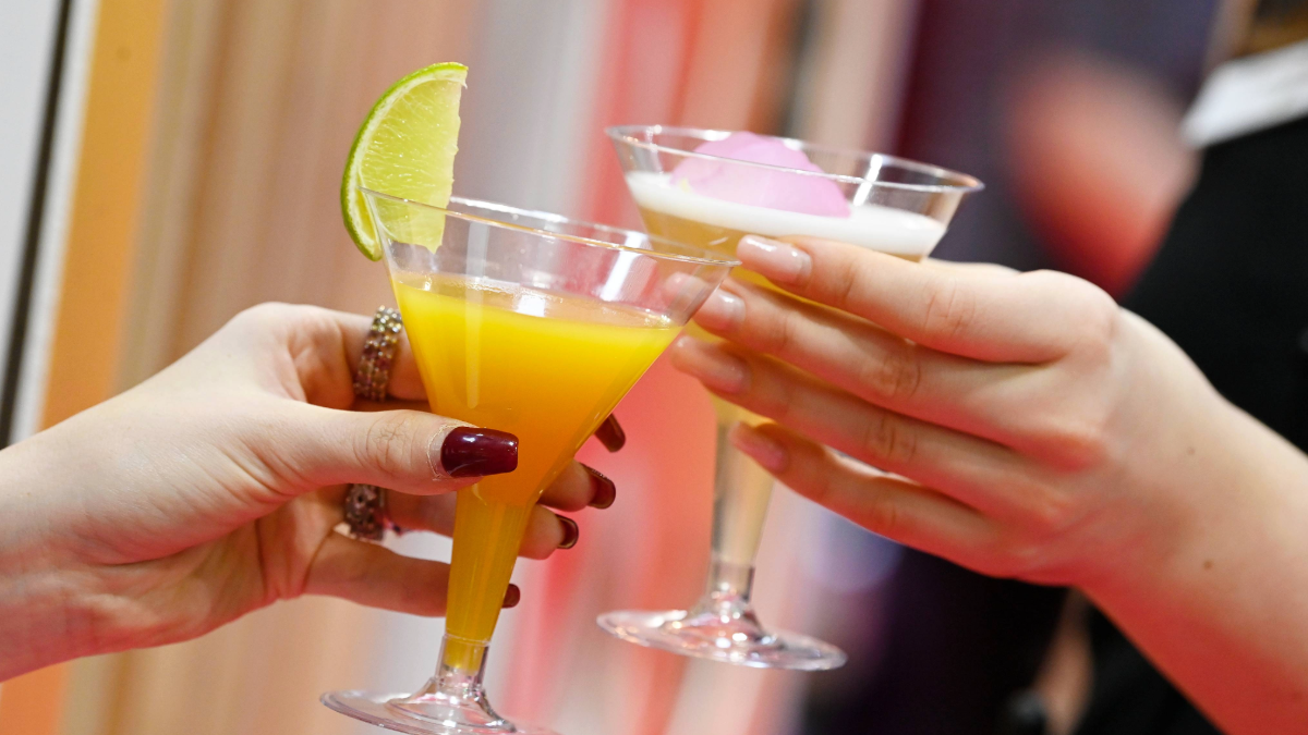 networking and cocktail hour at packaging innovations & empack