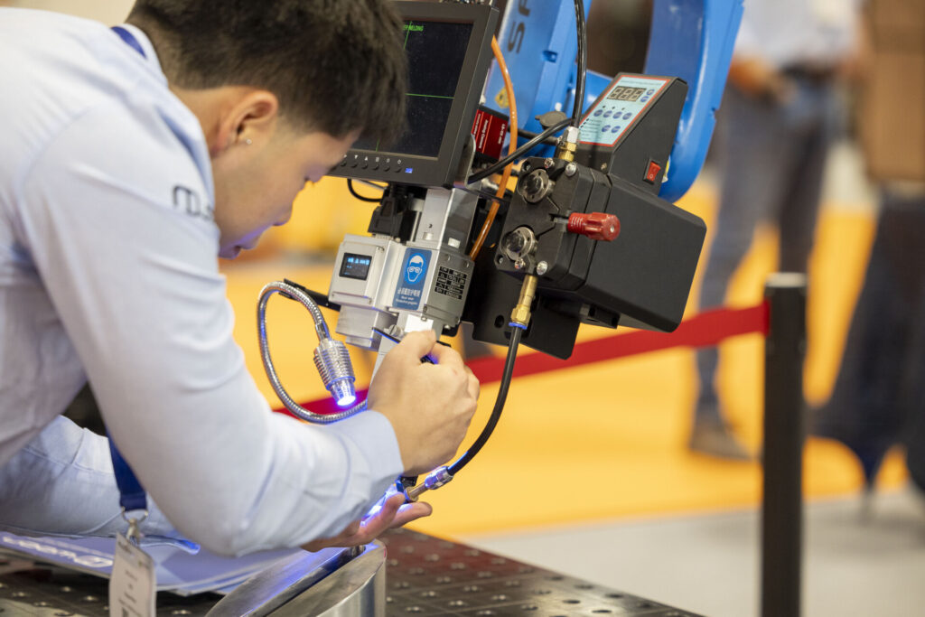 Gente haciendo negocios en la feria Advanced manufacturing Madrid