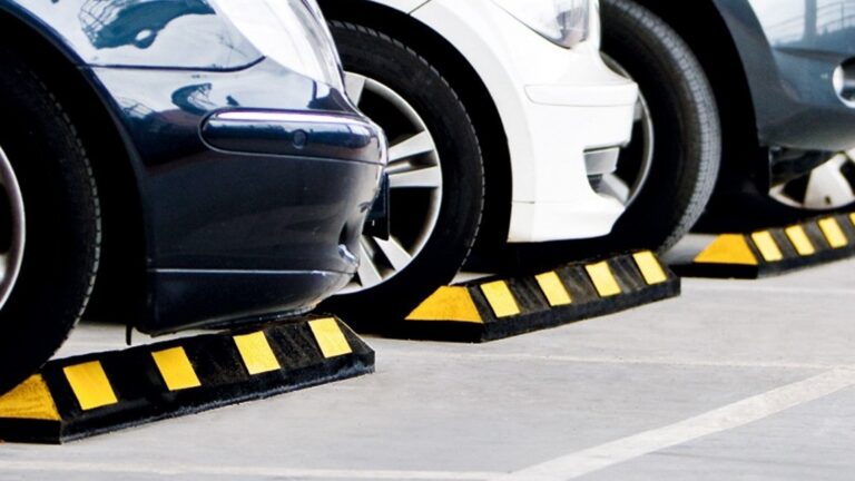 Ralentisseurs, barrières et aides au stationnement