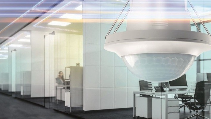 Ruimteoverkoepelende lichtsturing van max. 16 groepen met ESYLUX APC10-aanwezigheidssensor