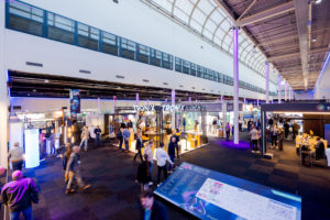 Overzicht van de beursvloer met bezoekers