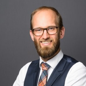 Professioneel portret van lachende man met bril en baard